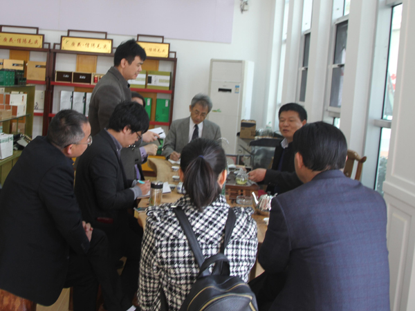 日本长崎县立大学教授到广义茶印象园调研信阳茶产业情况