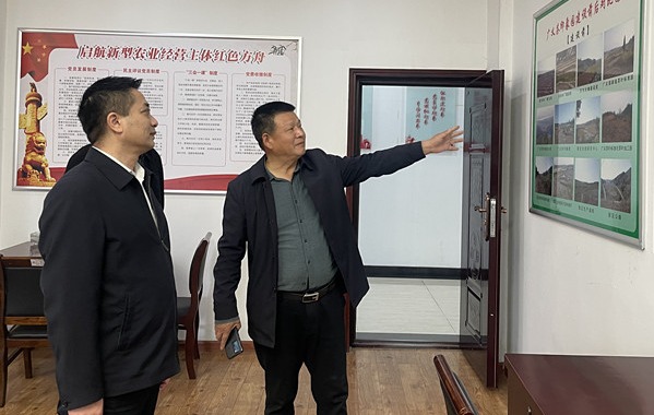 2022年11月9日 ，浉河区工会胡华庭主席来信阳市广义茶叶有限公司慰问全国劳模李广义同志，并传达党的二十大精神。