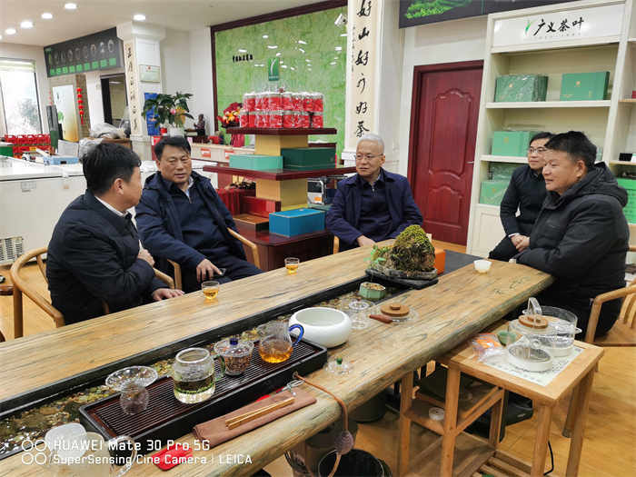 情暖新春 致敬匠心——信阳市、浉河区工会领导走访慰问一线全国劳模李广义