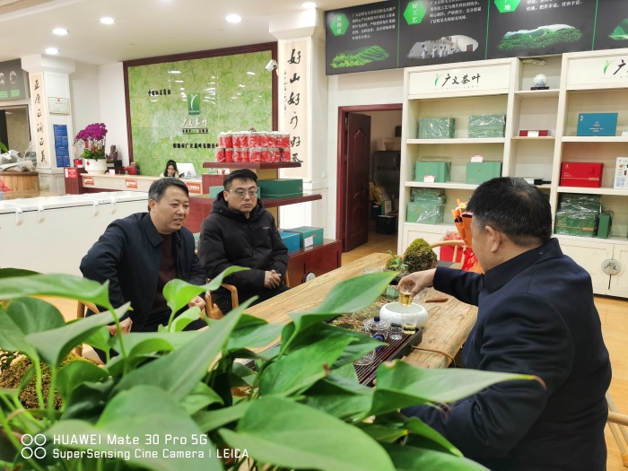 信阳市浉河区区委区政府与董家河镇党委政府慰问全国劳动模范李广义
