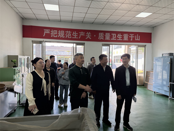 浉河区副区长黄区长携农业农村局李局长以及董家河镇领导到广义茶庄园调研茶产业